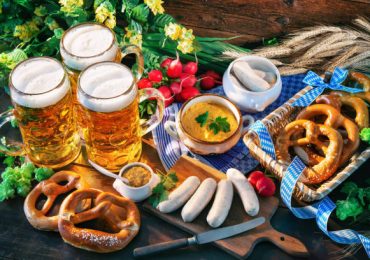 Fabelhafte Kombinationen aus Deutschem Essen und Deutschem Bier Für das Oktoberfest