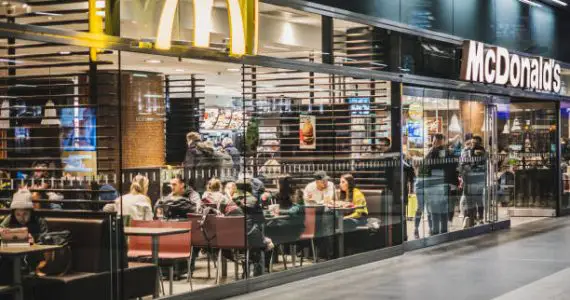 McDonald's-Restaurants, die Bier Servieren